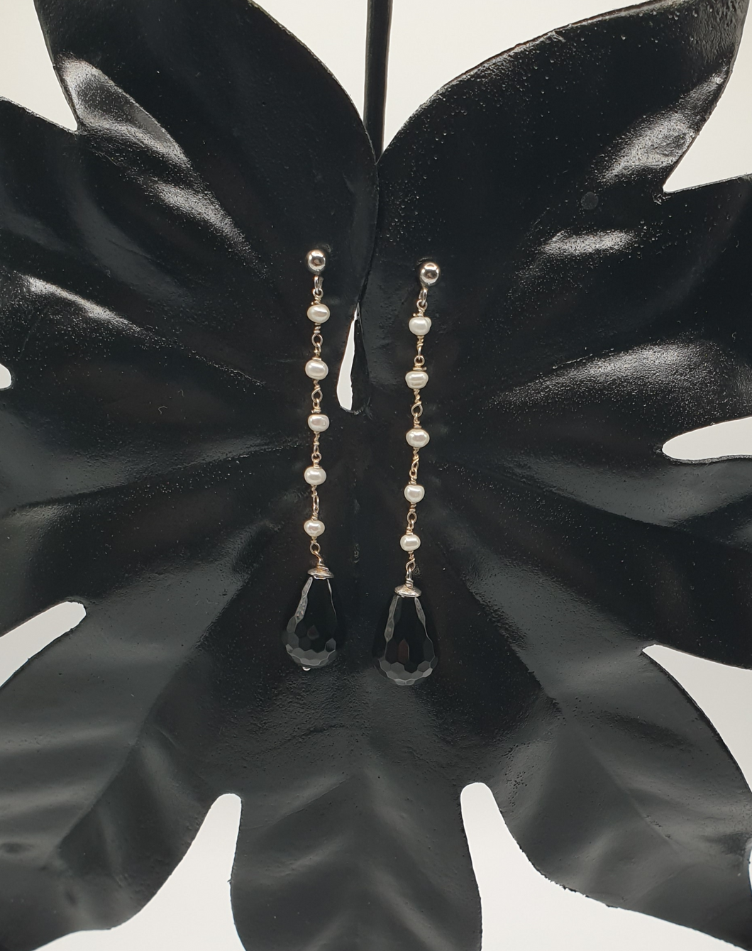 Silberne Ohrstecker mit Miniperlen und schwarz gefärbten Achattropfen