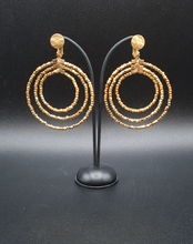 Carica l&#39;immagine nel visualizzatore di Gallery, orecchini a clip in metallo dorato con perline placcate oro in tre cerchi
