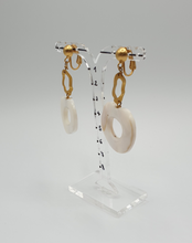 Lade das Bild in den Galerie-Viewer, goldene Ohrclips aus Metall mit Perlmuttelementen
