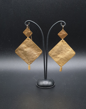 Carica l&#39;immagine nel visualizzatore di Gallery, orecchini quadrati in metallo dorato a foro con elementi quadrati

