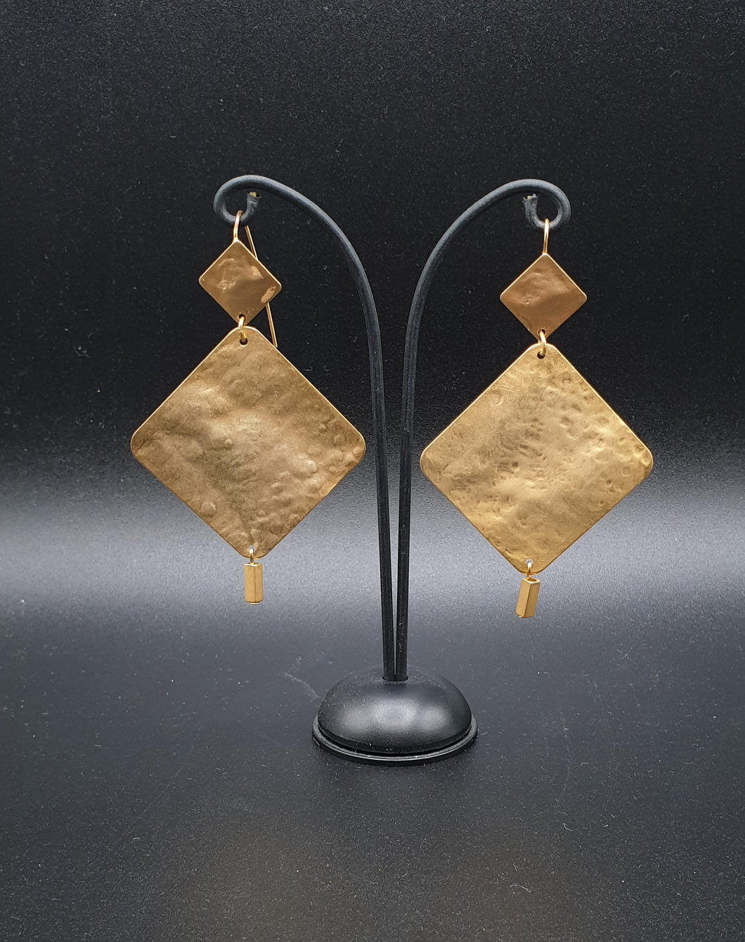 orecchini quadrati in metallo dorato a foro con elementi quadrati