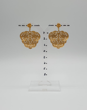 Carica l&#39;immagine nel visualizzatore di Gallery, borchie ovali in metallo dorato con elemento a forma di farfalla
