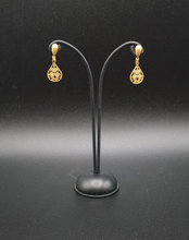 Carica l&#39;immagine nel visualizzatore di Gallery, orecchini a bottone in metallo dorato con elementi decorativi
