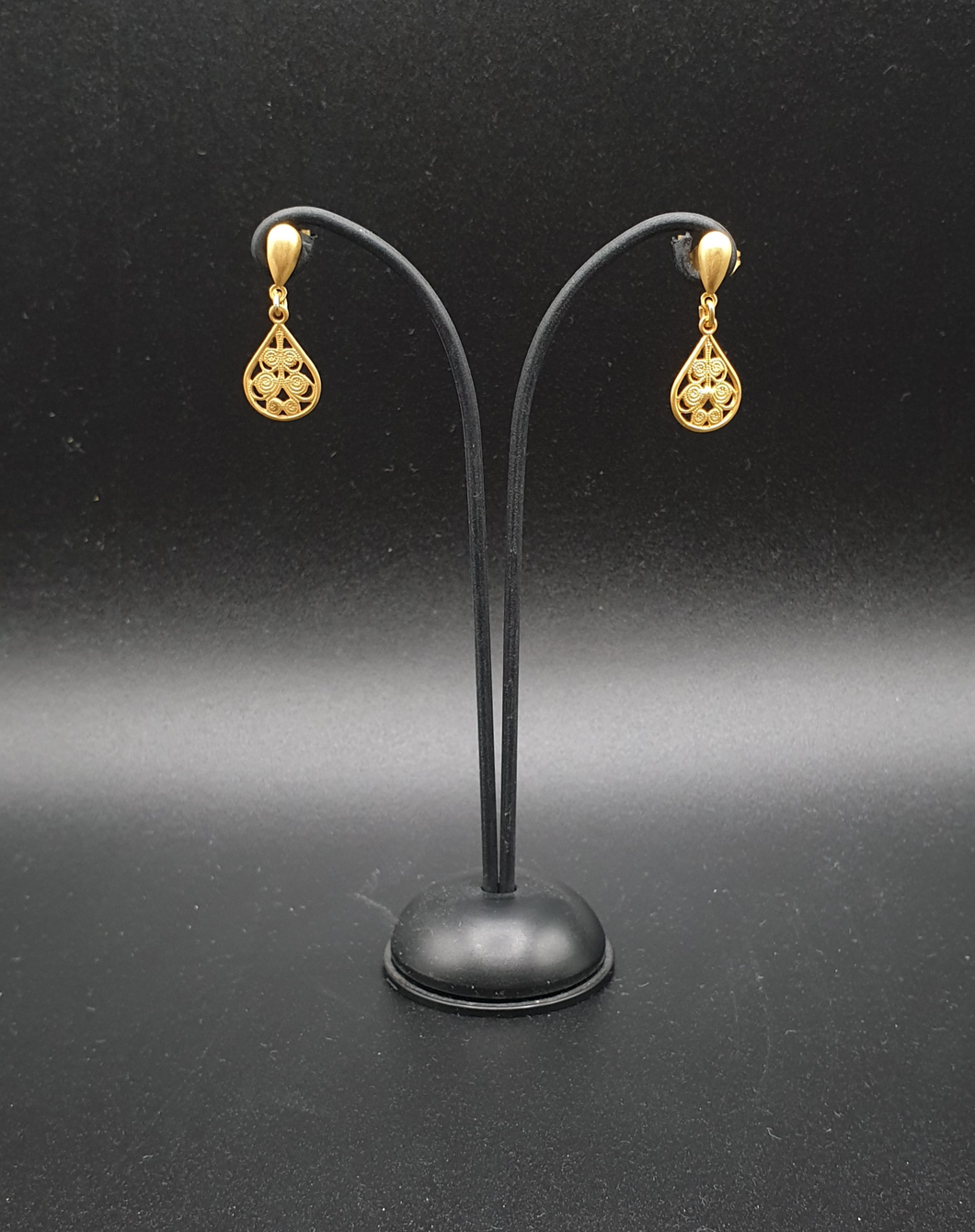 orecchini a bottone in metallo dorato con elementi decorativi