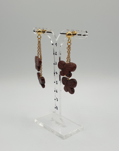 Carica l&#39;immagine nel visualizzatore di Gallery, orecchini a bottone in argento placcato oro con farfalle di diaspro marrone

