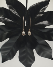 Carica l&#39;immagine nel visualizzatore di Gallery, orecchini ovali in argento a fori con gocce di strass
