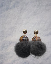 Charger l&#39;image dans la galerie, golden metal stud earrings with plastic pearls and grey coloured mink
