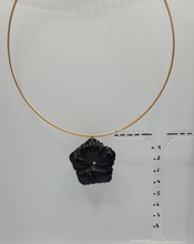 Charger l&#39;image dans la galerie, neck ring with black agate flower
