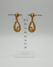 Carica l&#39;immagine nel visualizzatore di Gallery, orecchini a clip in metallo dorato con elementi decorativi
