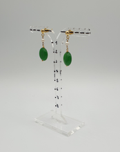 Carica l&#39;immagine nel visualizzatore di Gallery, orecchini a bottone in argento placcato oro con mini perle e perle di giada verde tinta
