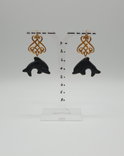 Charger l&#39;image dans la galerie, golden metal earrings for holes with coloured agate dolphins
