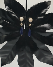 Carica l&#39;immagine nel visualizzatore di Gallery, orecchini a bottone di perle con perline d&#39;argento e gocce di lapislazzuli
