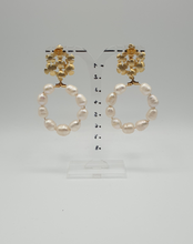 Load image into Gallery viewer, NEW golden metal flower stud earrings with pearls
