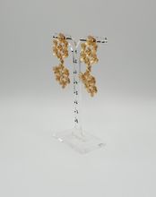 Carica l&#39;immagine nel visualizzatore di Gallery, NUOVI orecchini &quot;doppio fiore&quot; a perno in metallo dorato
