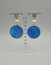 Charger l&#39;image dans la galerie, silver strass stud earrings with pearls and blue dyed jade element
