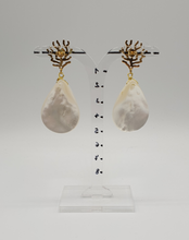Carica l&#39;immagine nel visualizzatore di Gallery, NUOVI orecchini a perno in argento placcato oro con gocce di madreperla decorate
