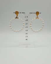Carica l&#39;immagine nel visualizzatore di Gallery, orecchini a clip in metallo dorato con perline piatte di cristallo trasparenti
