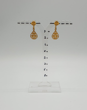 Carica l&#39;immagine nel visualizzatore di Gallery, orecchini a bottone in metallo dorato con elementi decorativi
