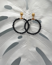 Charger l&#39;image dans la galerie, golden metal clip-on earrings with round black agate beads

