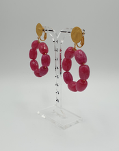 Carica l&#39;immagine nel visualizzatore di Gallery, orecchini a clip in metallo dorato con perline di giada rosa sfaccettate
