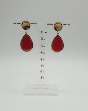 Carica l&#39;immagine nel visualizzatore di Gallery, orecchini a bottone in metallo dorato con gocce cabouchon di giada rossa
