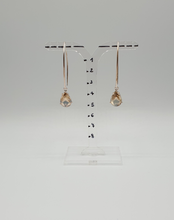 Charger l&#39;image dans la galerie, silver oval earrings with jellowish rhinestone drops
