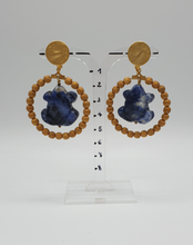Carica l&#39;immagine nel visualizzatore di Gallery, orecchini a clip in metallo dorato con rane in sodalite blu
