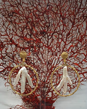 Carica l&#39;immagine nel visualizzatore di Gallery, orecchini a clip in metallo dorato con perle placcate oro e perle a tre dita
