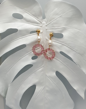 Lade das Bild in den Galerie-Viewer, Ohrstecker aus vergoldetem Silber mit Perlen und rosa Strasssteinen
