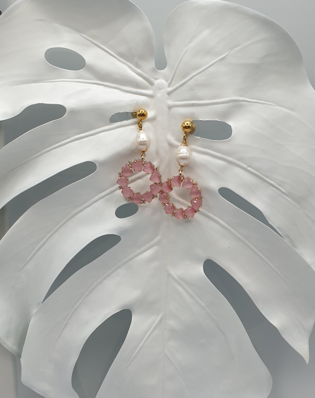 Ohrstecker aus vergoldetem Silber mit Perlen und rosa Strasssteinen