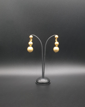 Lade das Bild in den Galerie-Viewer, goldene Ohrclips aus Metall mit zwei Perlen

