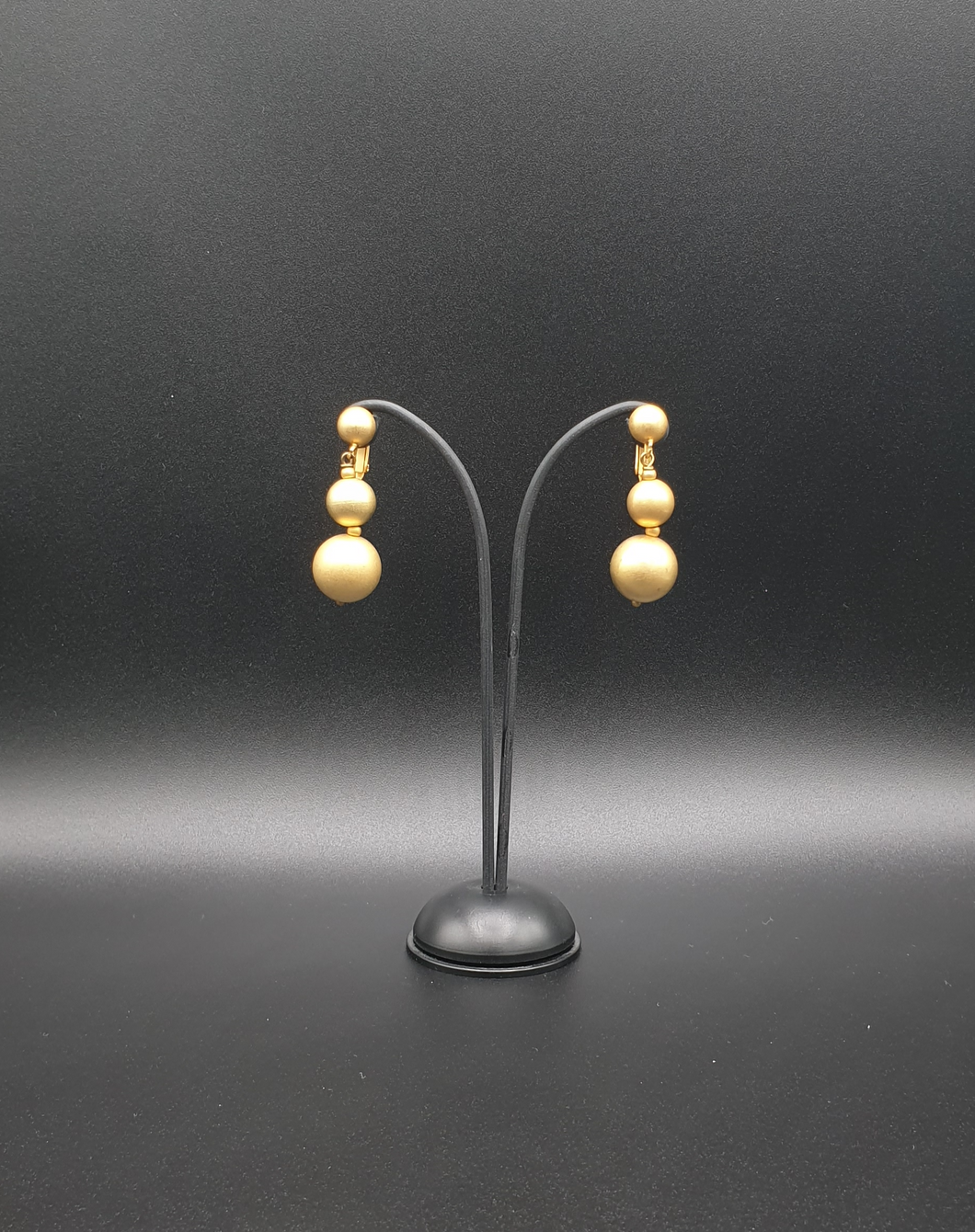 goldene Ohrclips aus Metall mit zwei Perlen