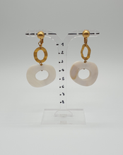 Carica l&#39;immagine nel visualizzatore di Gallery, orecchini a clip in metallo dorato con elementi in madreperla
