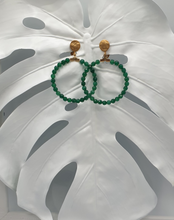 Charger l&#39;image dans la galerie, golden metal clip-on earrings with green jade beads
