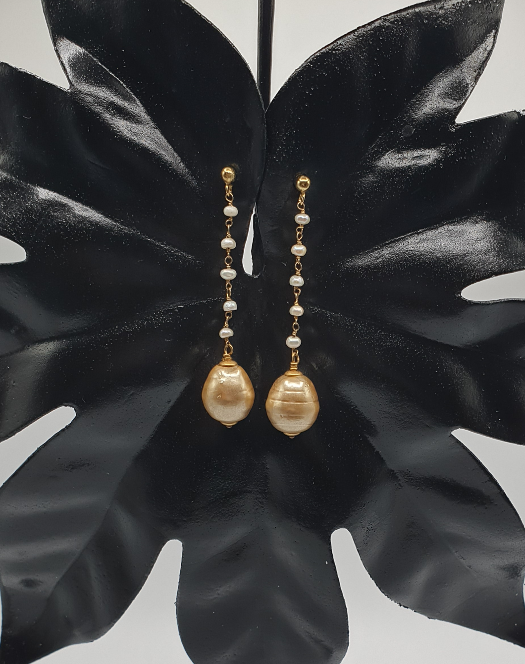 orecchini a bottone placcati oro con mini perle e perle laccate con polvere di perle