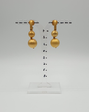 Lade das Bild in den Galerie-Viewer, goldene Ohrclips aus Metall mit zwei Perlen
