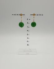 Carica l&#39;immagine nel visualizzatore di Gallery, orecchini a bottone in argento placcato oro con mini perle e perle di giada verde tinta
