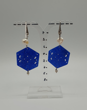 Carica l&#39;immagine nel visualizzatore di Gallery, orecchini pendenti in argento con perle ed elemento di giada tinta in blu

