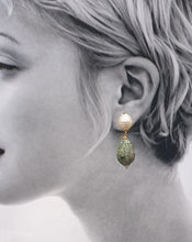 Carica l&#39;immagine nel visualizzatore di Gallery, orecchini a bottone con perle placcate in oro e gocce di diaspro verde grigio
