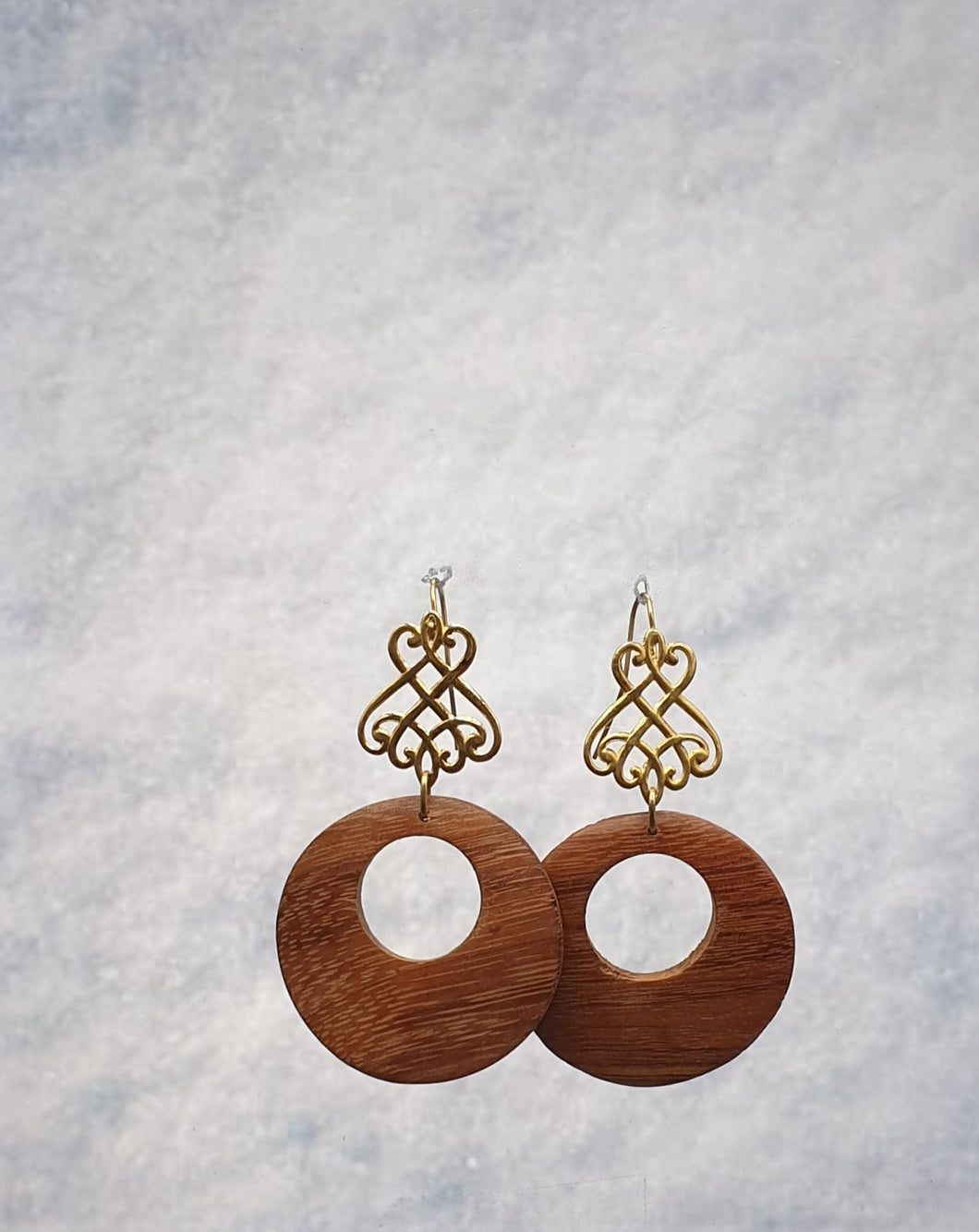 NUOVI orecchini pendenti in metallo dorato con elemento in legno marrone