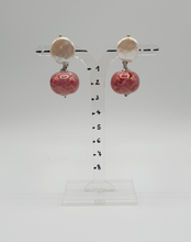 Carica l&#39;immagine nel visualizzatore di Gallery, orecchini a clip di perle con perline in ceramica rossastra

