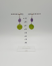 Charger l&#39;image dans la galerie, silver stud earrings with amethyst and green dyed jade beads
