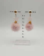 Lade das Bild in den Galerie-Viewer, Perlenohrstecker mit Achatsternen, goldenen Perlen und rosa Nerz
