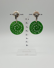 Carica l&#39;immagine nel visualizzatore di Gallery, orecchini a clip di perle con elemento di giada tinta verde
