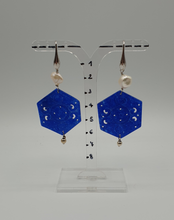 Carica l&#39;immagine nel visualizzatore di Gallery, orecchini pendenti in argento con perle ed elemento di giada tinta in blu
