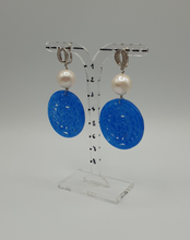 Charger l&#39;image dans la galerie, silver strass stud earrings with pearls and blue dyed jade element
