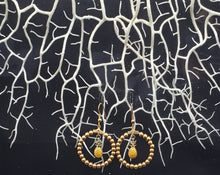 Carica l&#39;immagine nel visualizzatore di Gallery, orecchini a buco con ananas smaltati e perline in metallo dorato
