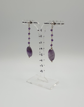 Charger l&#39;image dans la galerie, silver stud earrings with mini amethysts and amethyst beads
