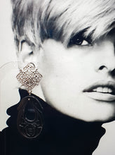 Carica l&#39;immagine nel visualizzatore di Gallery, NUOVI orecchini a bottone in metallo argentato con elemento in giada nera
