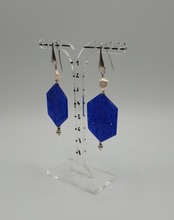 Lade das Bild in den Galerie-Viewer, Silberne Ohrhänger mit Perlen und blau gefärbtem Jadeelement
